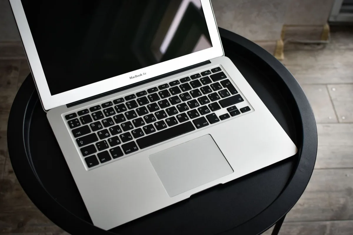 Çalışma masasında duran dizüstü bilgisayar ve hangi laptop değerini korur analizi